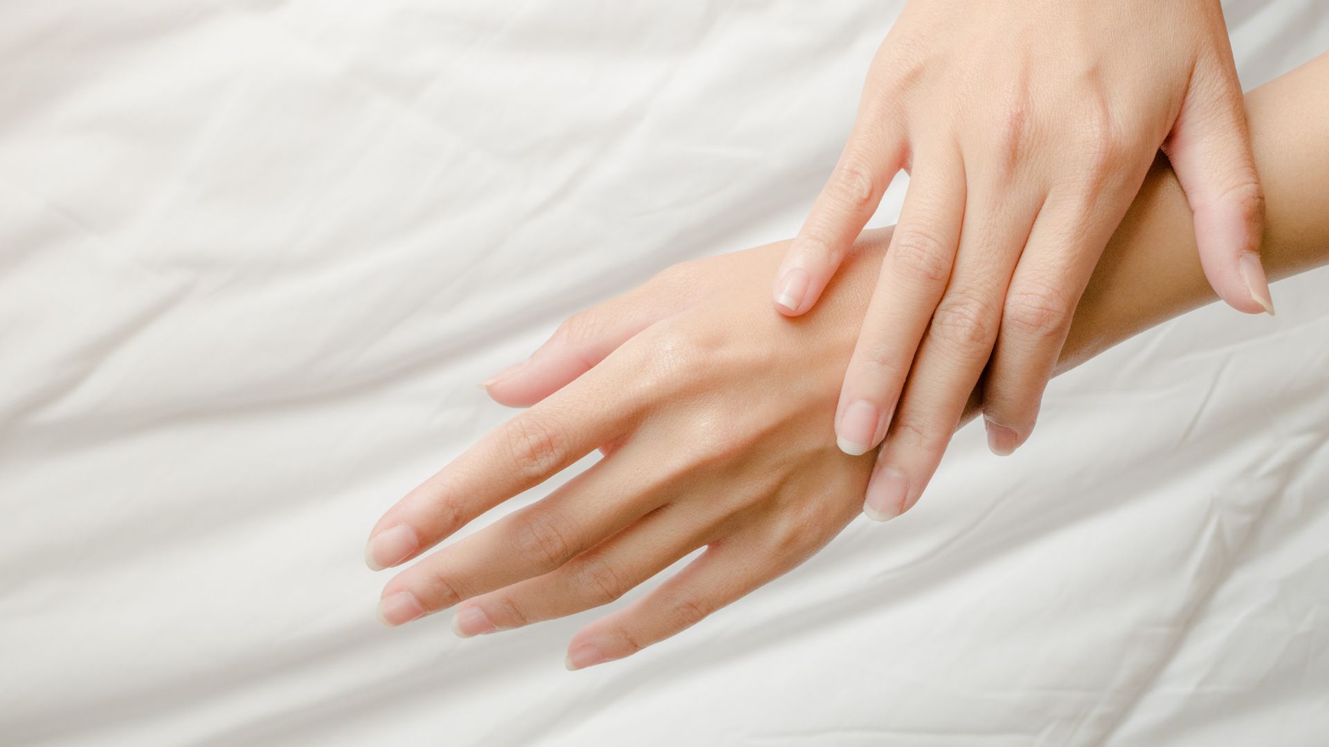 Handrücken verjüngen in Meerbusch mit KARISMA Softfiller